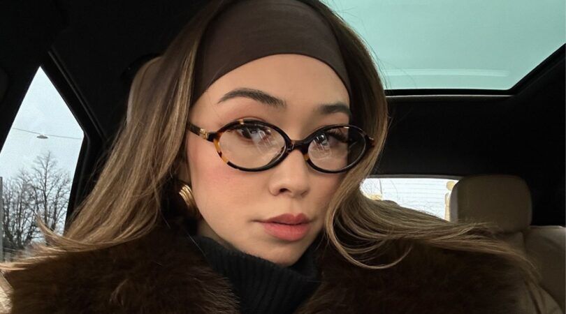 Een meisje poseert in een winteroutfit voor een selfie.