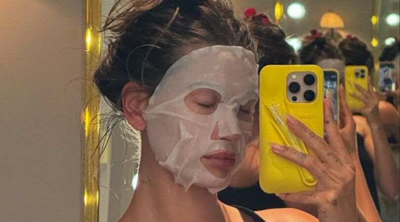 Hailey Bieber poseert voor een selfie.