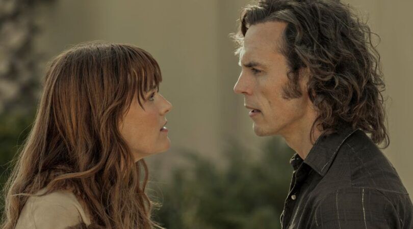 Billy en Daisy staan tegenover elkaar.