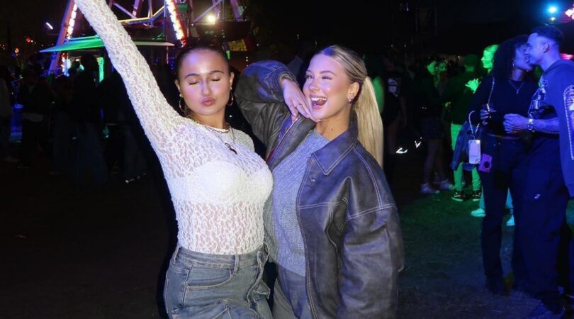 Twee meiden op een festival