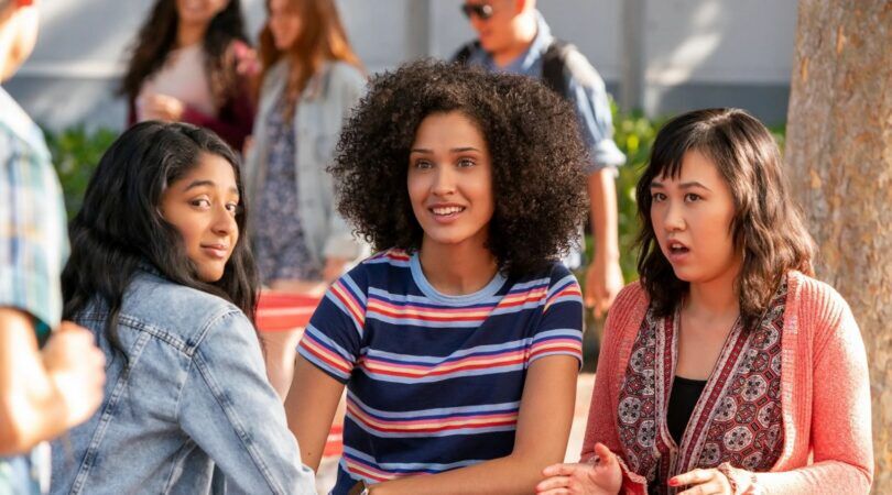 De meiden van Never Have I Ever zitten samen aan een tafel.