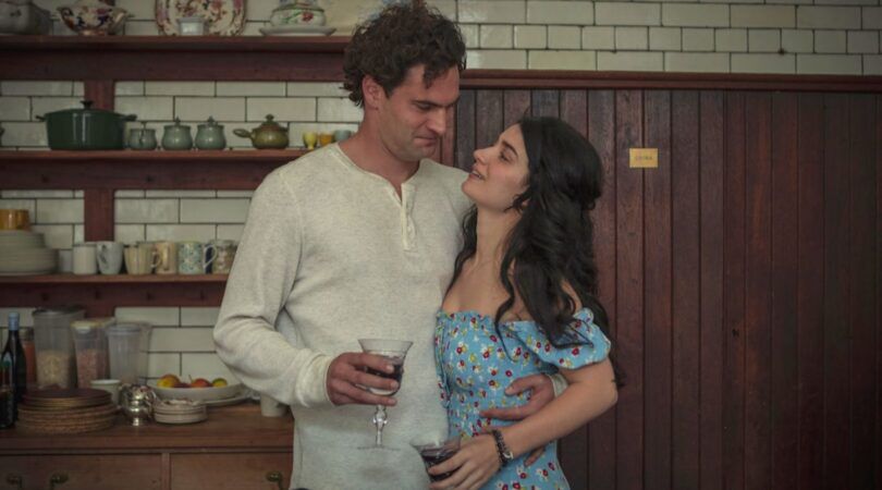 De twee hoofdrolspelers in Behind Her Eyes kijken verliefd naar elkaar.