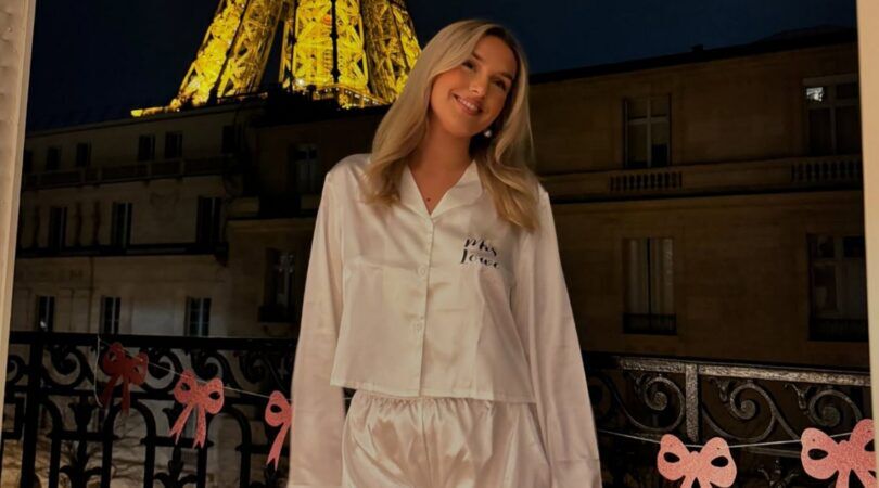 Meisje poseert met pyjama aan.