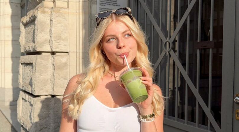 Meisje drinkt iced matcha.