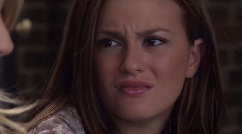 Vrouw kijkt erg afgeknapt.