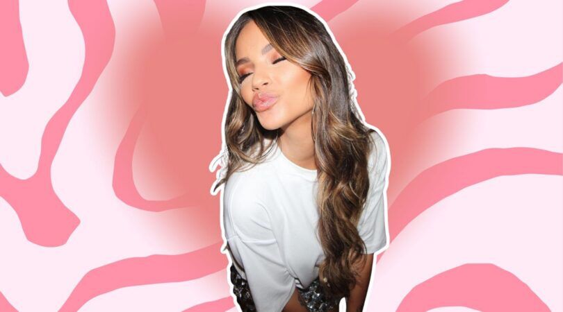 Monica Geuze doet een duckface naar de camera.