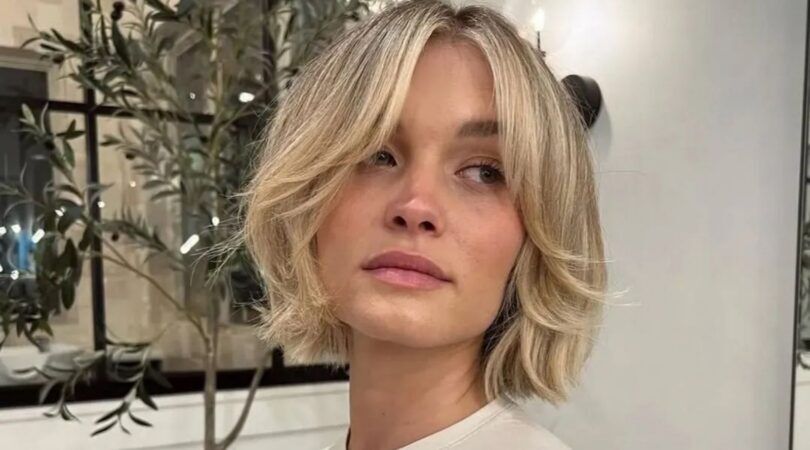 Vrouw met een boblijn staart verdrietig voor haar uit.