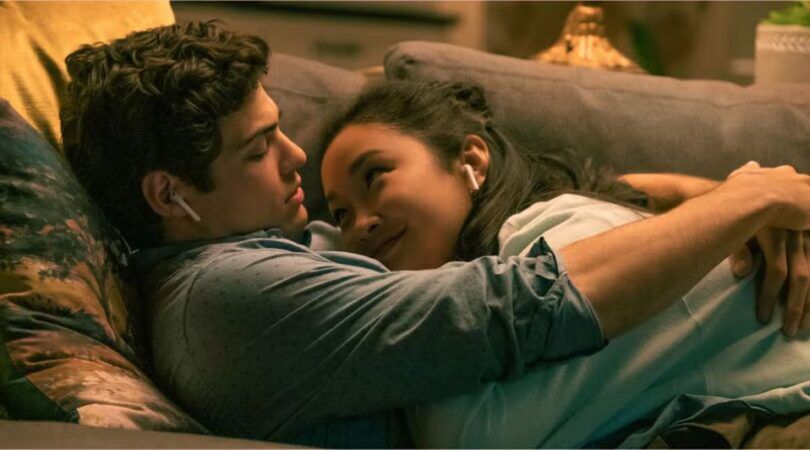 Peter en Lara-Jean knuffelen op de bank.