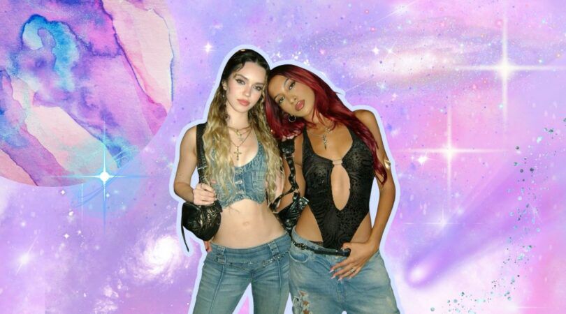 Maandhoroscoop met Lara en Daniela uit KATSEYE. Ze staan voor een galaxy-achtergrond.