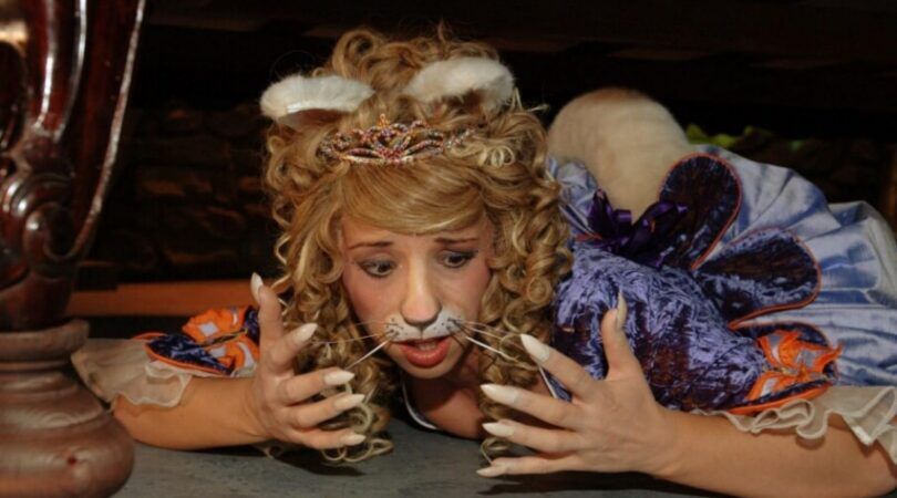 Kathleen Aerts als kattenprinses in de film K3 en de kattenprins. Ze schuilt onder een tafel en kijkt geschokkeerd hoe ze in een kat verandert.