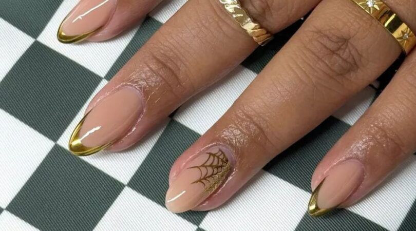 Nagels met gouden details.