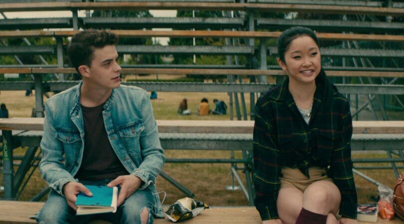 Lara Jean en Josh op een bankje