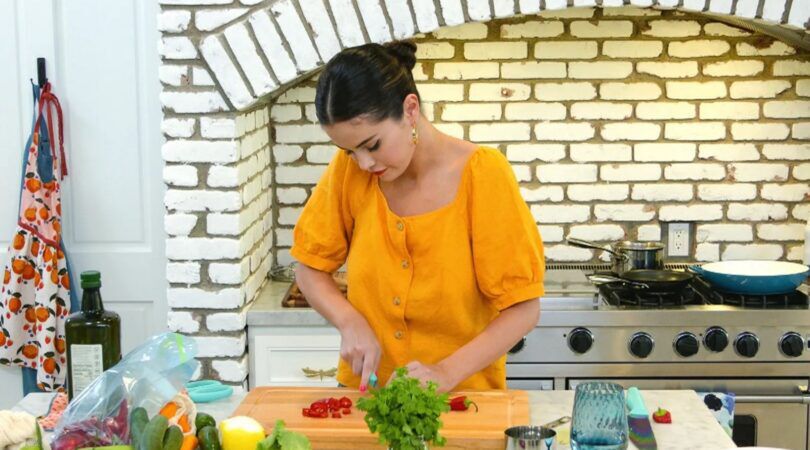 Selena Gomez is aan het koken.