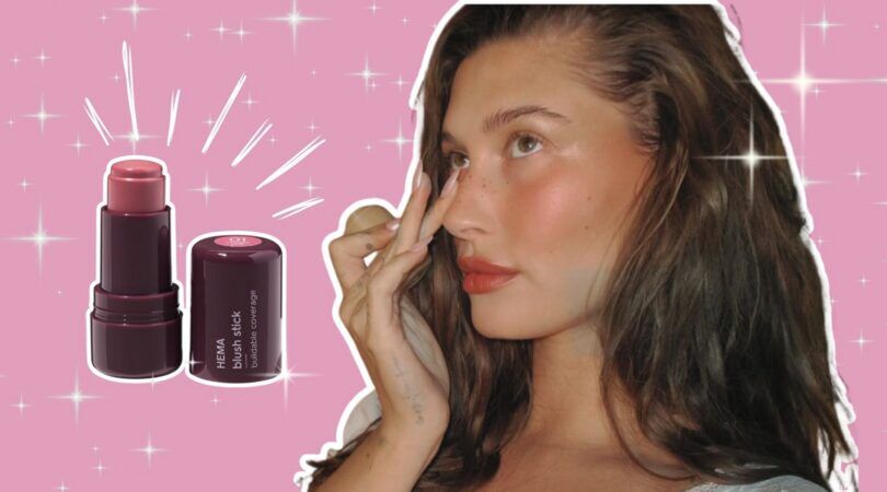 Hailey Bieber smeert blush op haar wangen. Naast haar staat de HEMA blush stick.