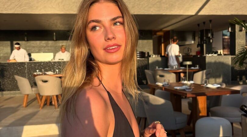 Foto van Roxy Dekker op een terrasje.