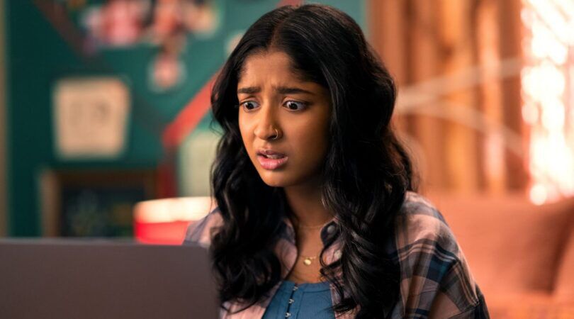 Een meisje kijkt moeilijk naar haar laptop.