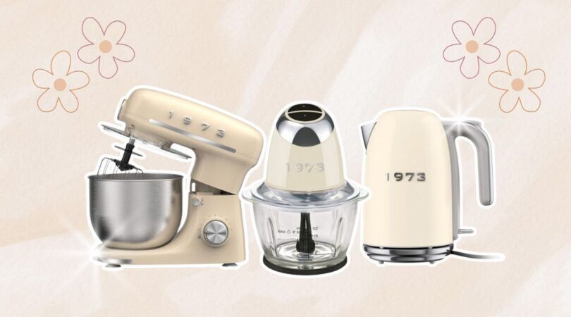 Keukenapparatuur van Lidl staat voor een beige achtergrond.