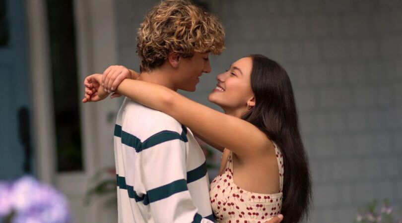 Jeremiah en Belly in The Summer I Turned Pretty omhelzen elkaar.