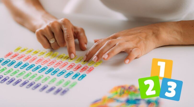 Iemand die paperclips op volgorde legt.