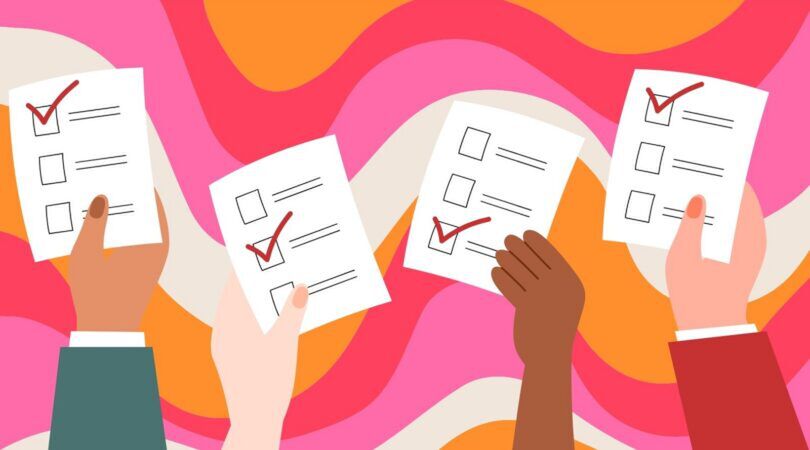 Handen die een stembiljet vasthouden.