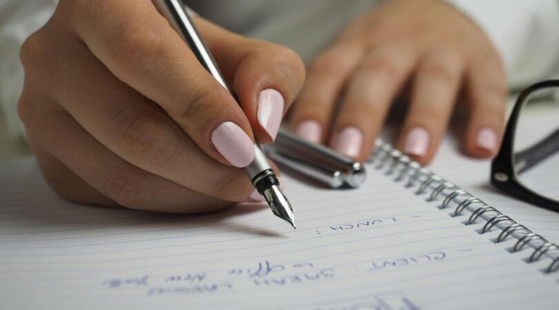 Meisje schrijft een lijstje op.