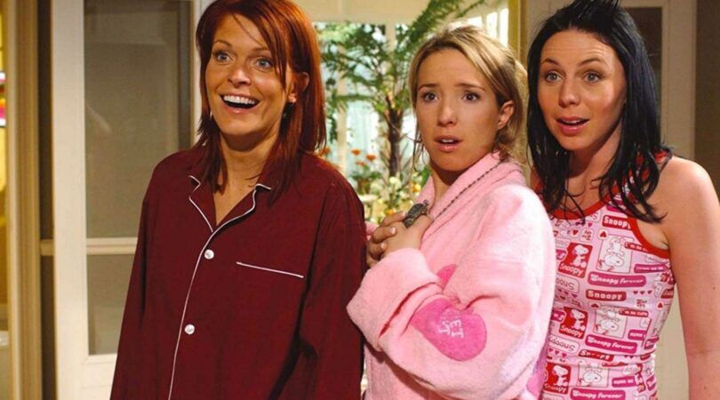 De meiden van de originele K3 staan in hun pyjama's. Ze kijken geschokkeerd.