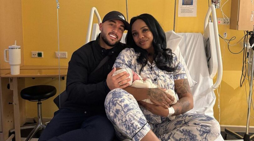 Foto van Vonneke Bonneke en haar man Davino in het ziekenhuis. Ze is bevallen van haar tweede zoontje.