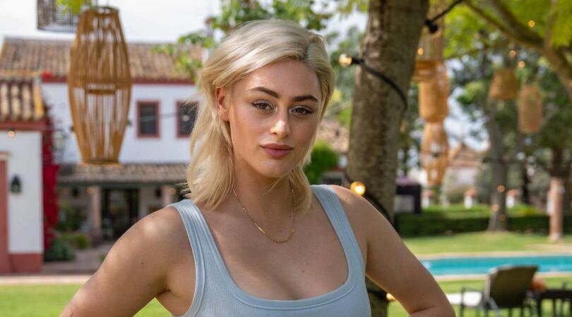 Foto van zangeres Bente Fokkens, ze kijkt stoer voor zich uit. Ze staat met haar armen in haar zij.