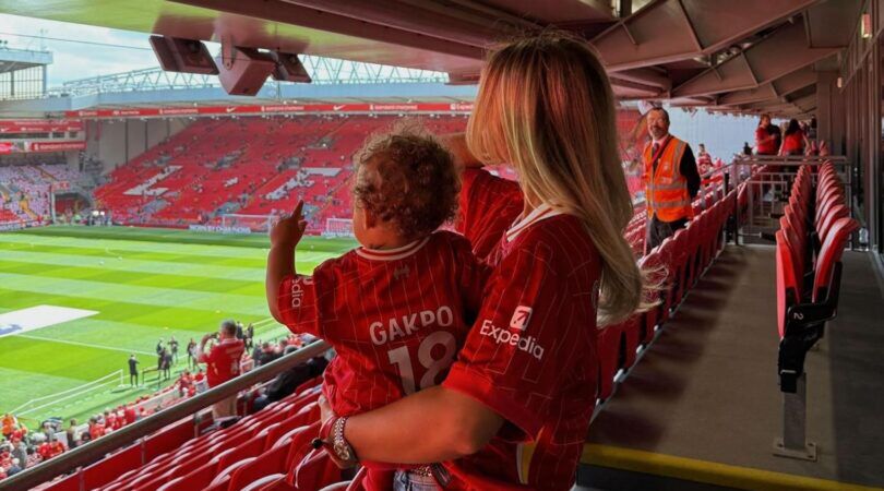 De vriendin en het kindje van Cody Gakpo.