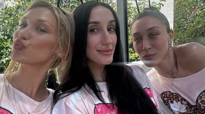 Bella Hadid poseert samen met halfzus Alana en een vriendin voor een selfie.