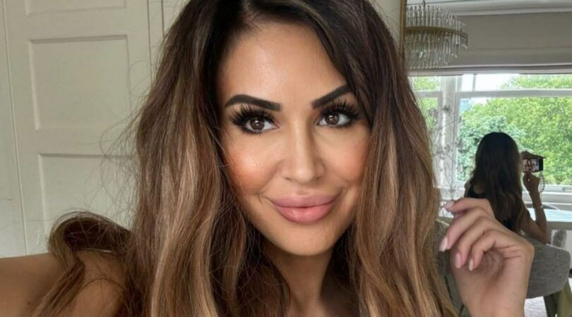 Vrouw neemt glimlachend een selfie.