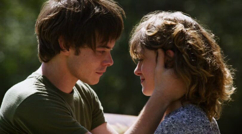 Nancy Wheeler en Jonathan Byers kijken elkaar verliefd aan.