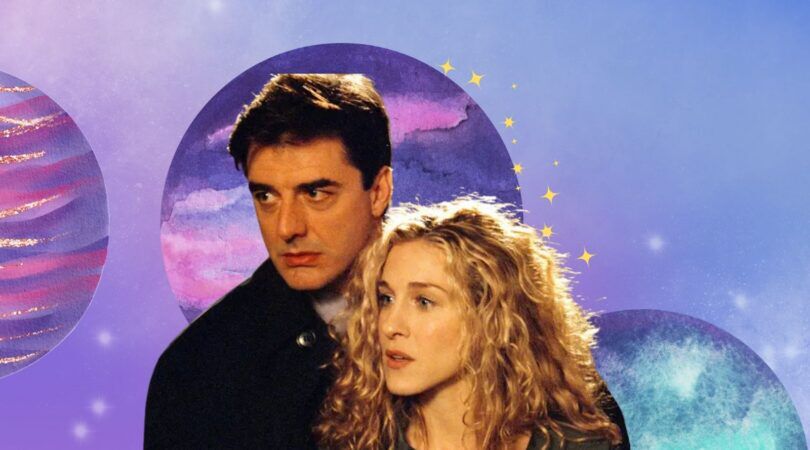 Mr. Big en Carrie uit Sex And The City kijken verdrietig met een heelal op de achtergrond.