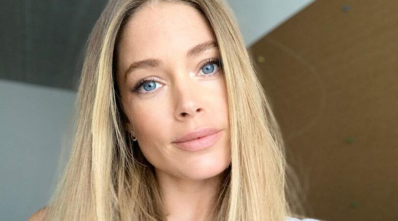 Doutzen Kroes poseert voor een selfie.