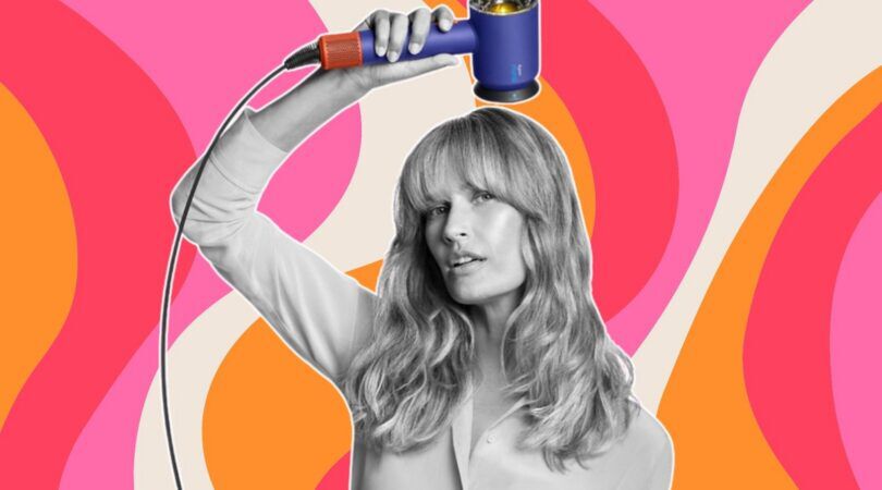 Een vrouw f&ouml;hnt haar haren met de Dyson.