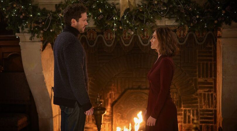 Twee mensen staan tegenover bij de openhaard.