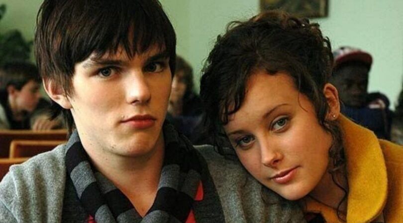 Sc&egrave;ne uit de tv-serie Skins. Personages Michelle en Tony. Michelle ligt op de schouder van Tony, Tony kijkt geschokkeerd.