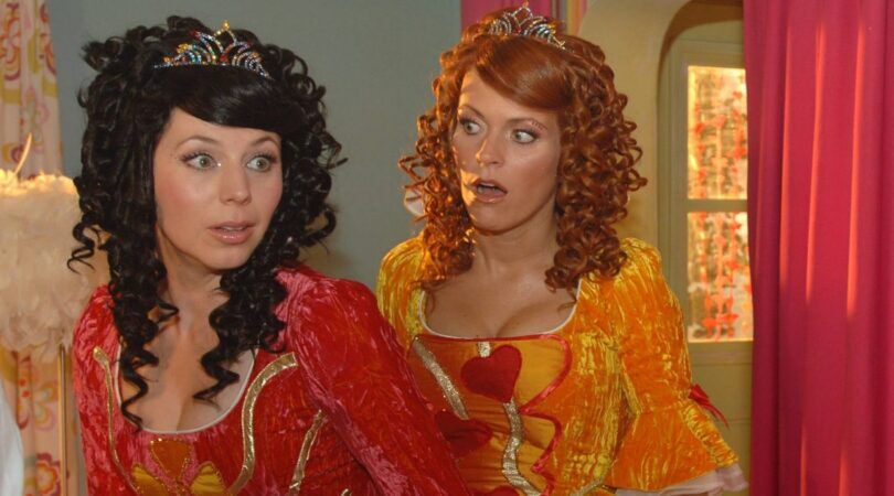 Sc&egrave;ne uit K3 en de Kattenprins. Kristel en Karen kijken geschokkeerd.