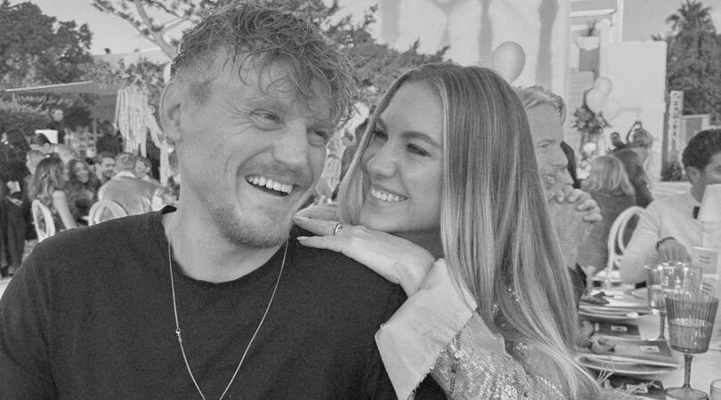 Jessie Jaz en Kaj Gorgels kijken verliefd en lachend naar elkaar.