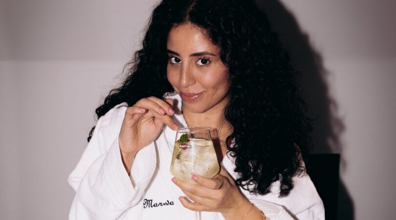 Marwa Omari voor Martini.