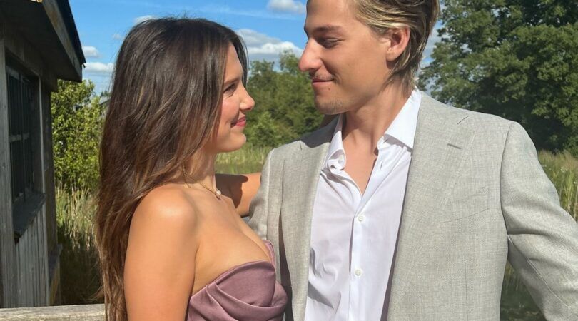 Foto van Millie Bobby Brown en Jake Bongiovi. Ze kijken verliefd naar elkaar.