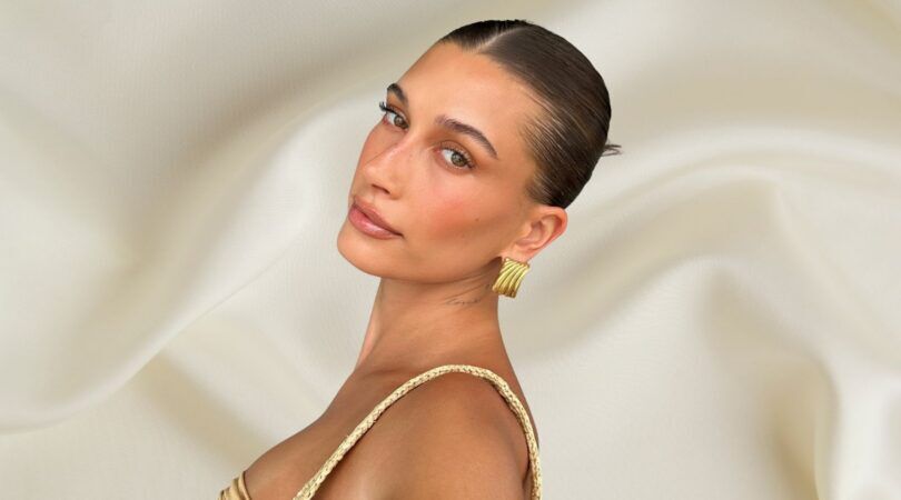 Foto van model Hailey Bieber voor satijnen achtergrond.