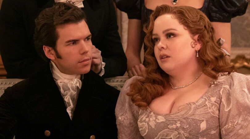Colin en Penelope uit Bridgerton zitten naast elkaar.