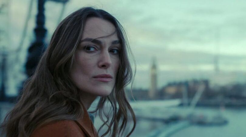 Vrouw kijkt achterom.