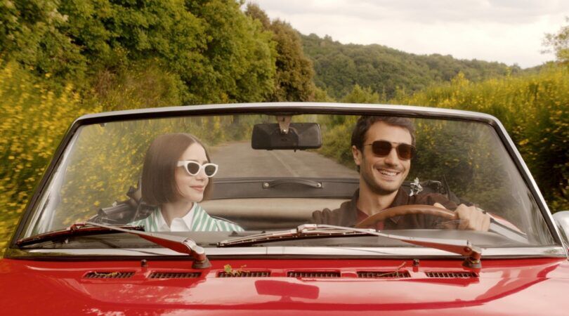 Een koppel zit in de auto samen.