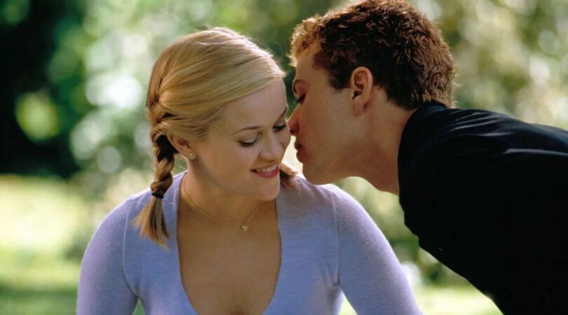 Sc&egrave;ne uit Cruel Intentions. Reese Witherspoon and Ryan Phillippe kijken heel verliefd naar elkaar. Hij geeft haar een kus op haar wang.