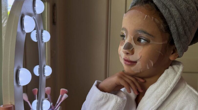 Het dochtertje van Shay Mitchell met een gezichtsmaskertje op.