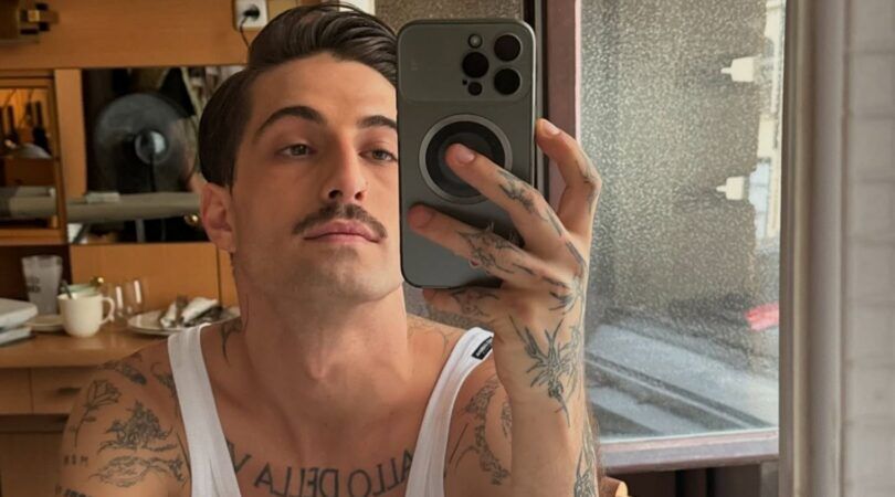 Spiegelselfie van zanger Damiano David.