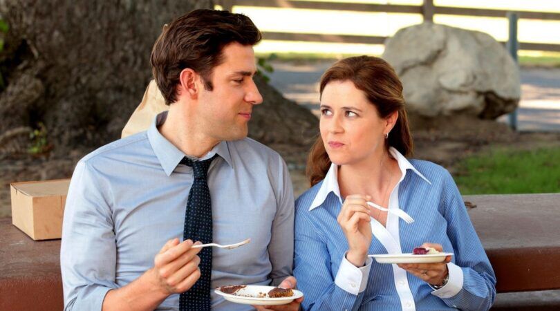 Jim en Pam uit The Office kijken verliefd naar elkaar.