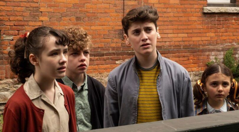 Kinderen staren naar achter de camera.